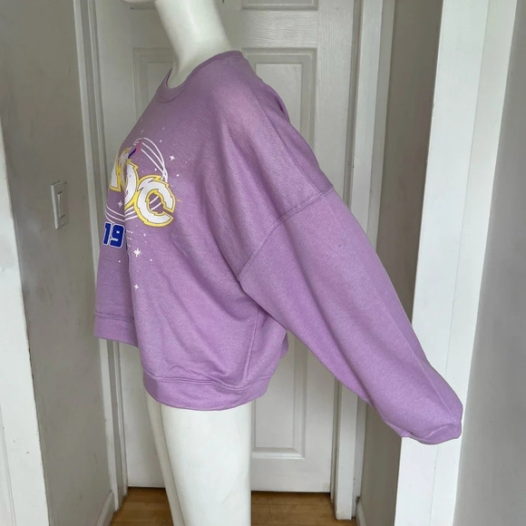 NWT AC/DC Brand Graphic Crew Neck Long Sleeve NWT Lavender Sweatshirt Size L - Picture 2 of 8